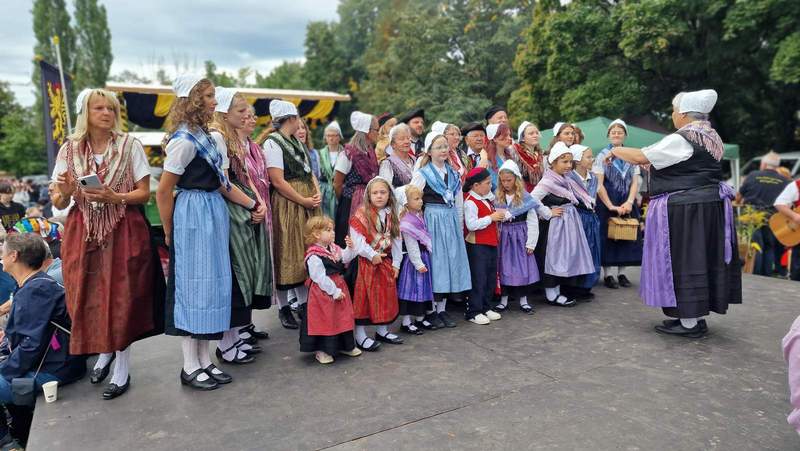 Herzstück der Billigheim-Ingenheimer-Mühlhofener-Appenhofener Heimat. Die Trachtengruppe. Foto. rw.
