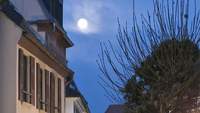 Der Vollmond steht kurz nach 17 Uhr über der Südpfalz, beeindruckend klar. Foto. rw. 
