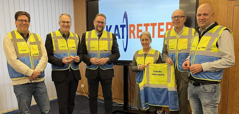 Von links. Dr. Marold Wosnitza (OB ZW), Dietmar Seefeldt (Landrat SÜW), Markus Zwick (OB PS), Dr. Susanne Ganster (Landrätin SWP), Dr. Dominik Geißler (OB LD) und Martin Brandl (Landrat GER) gaben kürzlich den Startschuss für das gebietsübergreifende Erstretter-System. Foto. KV Südwestpfalz. Frei. 