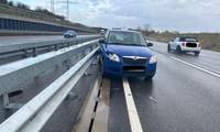 Auf der A 65 auf regennasser Fahrbahn in die Mittelleitplanke gekracht. 