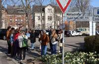Gemeinsam mit Interessierten enthüllen Bürgermeister Lukas Hartmann, Gleichstellungsbeauftragte Laura Hess und Stadtarchivarin Christine Kohl-Langer ein neues Ergänzungsschild für die Mahla-Straße. Foto. Stadt. LD. Frei. 