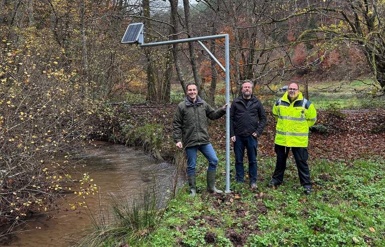 Bürgermeister Christian Burkhart, Bauamtsleiter Alexander Trapp und Wehrleiter Bernd Pietsch bei der Begutachtung des Pegelmessers im Wellbachtal (v.l.n.r.). Foto. VG. Frei.