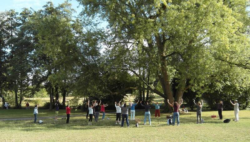 Die Südpfalz-Therme bietet einen Qigong-Kurs im angrenzenden Kurpark an. 
