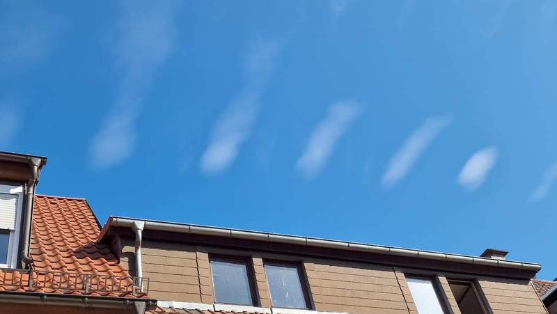 Zebra-Streifen am Himmel. Sonntagmorgen in der Südpfalz. Foto. rw. 
