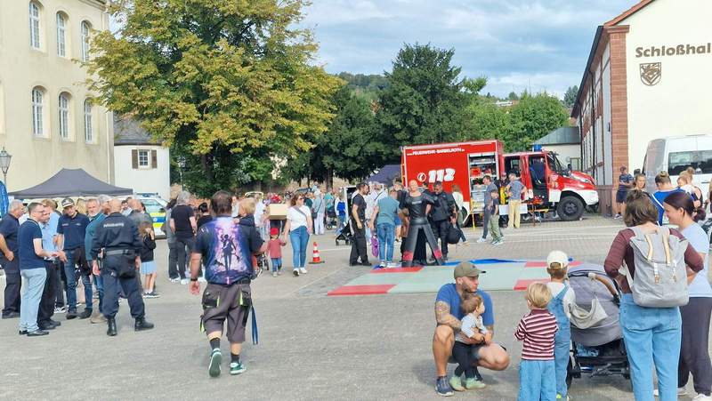 Richtig was los am Schloss. Jede Menge Besucher schon vor 11 Uhr. 