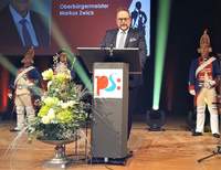 Der PSer OB Markus Zwick spricht zum Neujahrsempfang über Vergangenes und Kommendes, flankiert von authentisch uniformierten „Gräflichen Landgardisten" und dem „Landgraf" (zweiter von links, teilweise verdeckt). | Foto. W. G. Stähle.