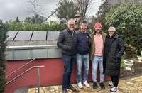 Das 100. durch das Kipki-Programm geförderte PV-Balkon-Kraftwerk steht in Edenkoben. Auf dem Garagendach von Stefan Wittmer. Erster VG-Beigeordneter schaute dieser Tage vorbei, um sich ein Bild zu machen. Foto. VG. Frei. 