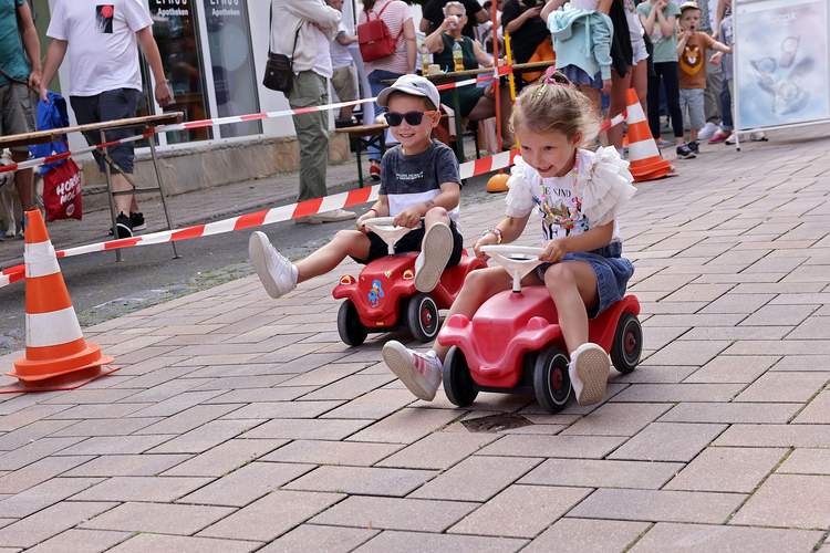 Bobby-Car-Rennen in der oberen Marktstraße. Foto. Norman Krauß. 