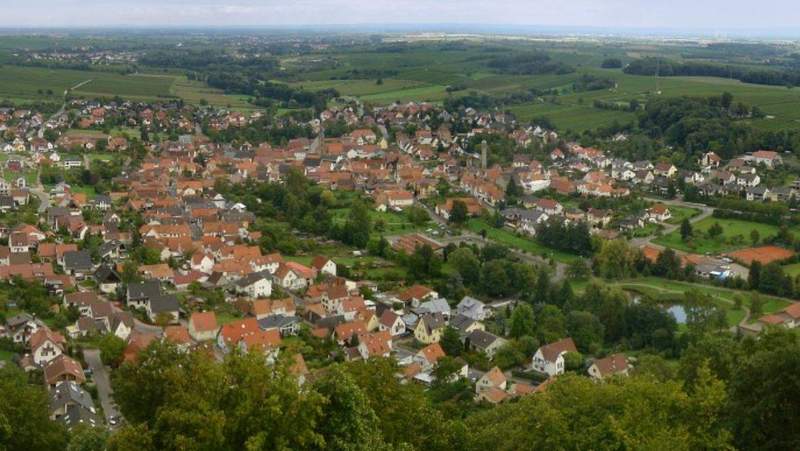 Blick auf Klingenmünster. Von Burg Landeck aus. Im Dorf ist am WE Ostermarkt an der Klingbachhalle. 