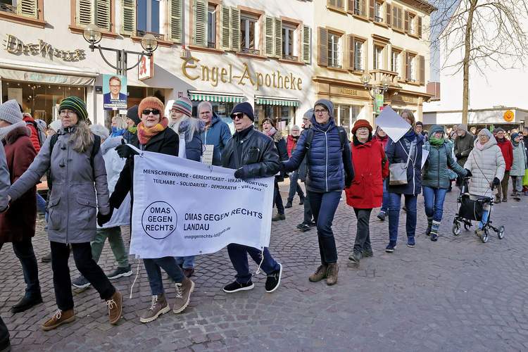 ... auf rund 600 bis 700 Teilnehmer wurde die Demo geschätzt ... Foto. Norman Krauß.