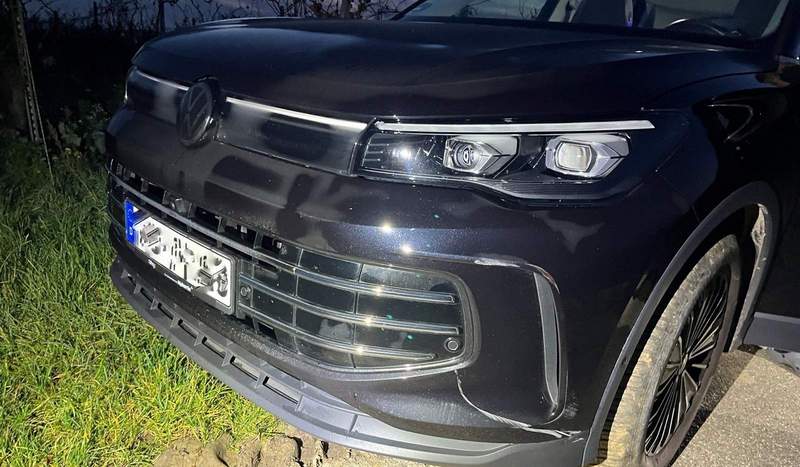 Mehrfach auf der Heimfahrt angeeckt. Ein Tiguan samt Fahrer. Von der Polizei auf einem Feldweg am Deutschhof stehend entdeckt. Am gestrigen Sonntagnachmittag. 
