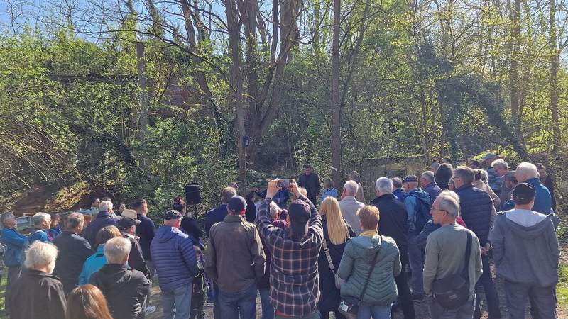 Recht großer Bahnhof für etwas, das gar nicht da ist. Der große Abendsegler soll in Insheim am alten Schießstand erst wieder heimisch werden. Gut 70 bis 80 Honoratioren waren gekommen, um die Anlage in Augenschein zu nehmen. Foto. rw. 