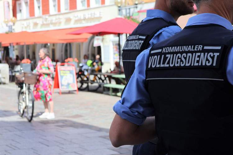Die Stadt LD hat kürzlich ihre erste angekündigte Schwerpunktkontrolle in der Fußgängerzone durchgeführt. Foto. Stadt. LD. Frei.