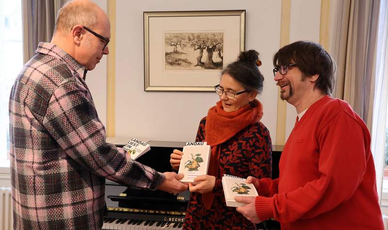 Freuen sich auf „LD liest ein Buch“ 2025: Oberbürgermeister Dominik Geißler, Ursula Jäger-Dietrich und Olaf Kapsitz (v.l.n.r.). Foto. Stadt. LD. Frei.