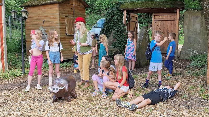 Insgesamt 14 Kinder und Jugendliche aus der VG BZA haben fleißig mit der Försterin und dem Wildschwein Elfriede geprobt. Foto. rw.