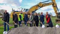 Gemeinsamer Spatenstich in Heuchelheim-Klingen: Erschließung des Baugebietes Östliche Lindenstraße im Ortsteil Klingen beginnt. Foto. Sparkasse Südpfalz. Pressefrei. 