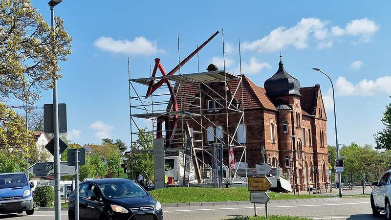 Die "Pirouette" auf dem Bahnhofskreisel in BZA wird seit dem heutigen Montag eingerüstet. Sie soll ihren finalen Anstrich erhalten. Rot. Mal schauen ob das unfassbar-3-jahre-lang-währende Projekt nun endlich zum Abschluss kommt. Foto. rw. 