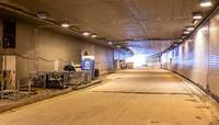 Der Schlossplatz-Tunnel bleibt vorerst gesperrt. Eine Ölwanne an einem Wagen ist aufgerissen und ausgelaufen. 