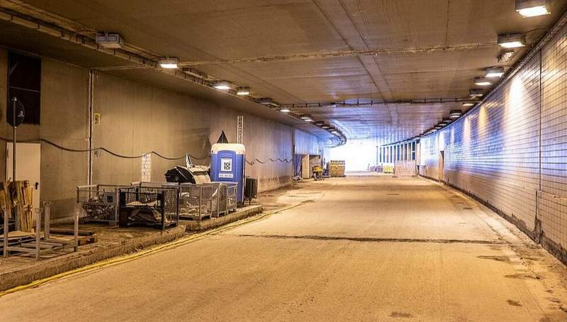 Der Schlossplatz-Tunnel bleibt vorerst gesperrt. Eine Ölwanne an einem Wagen ist aufgerissen und ausgelaufen. 