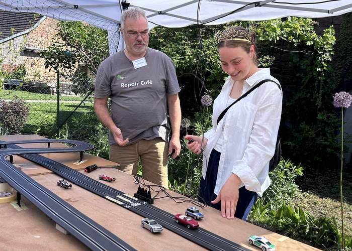 Wieder flott gemacht eine Autorennbahn. Im neu eröffneten Repair-Café in Edesheim.