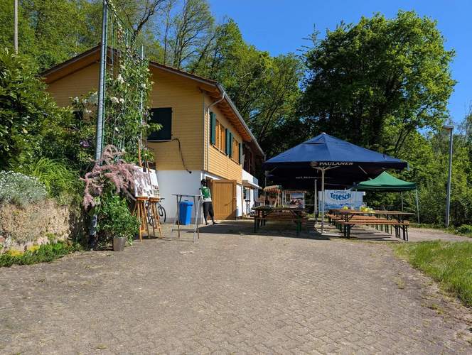 Schöner kann man kaum sitzen. Genau an der Grenze von Pfälzer Wald und mit Blick über das Rebenmeer bis zum Schwarzwald liegt das Vereinsheim der Böhämmer am Wonneberg in BZA. Foto. Verein. 