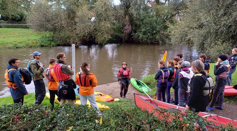 Mal nicht selbst schwimmen. Sondern schwimmen lassen. Die TV-BZA-Schwimm-Abteilung war mit den Booten des befreundeten Kanu-Vereins SÜW auf elsässischen Gewässern unterwegs. Foto. Tanja Winter. 