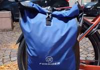 Wurde gestohlen. Diese blaue Tasche von einem Fahrrad. Vor dem Amtsgericht in BZA. 