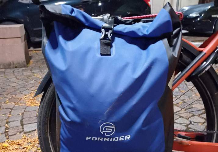 Wurde gestohlen. Diese blaue Tasche von einem Fahrrad. Vor dem Amtsgericht in BZA. 