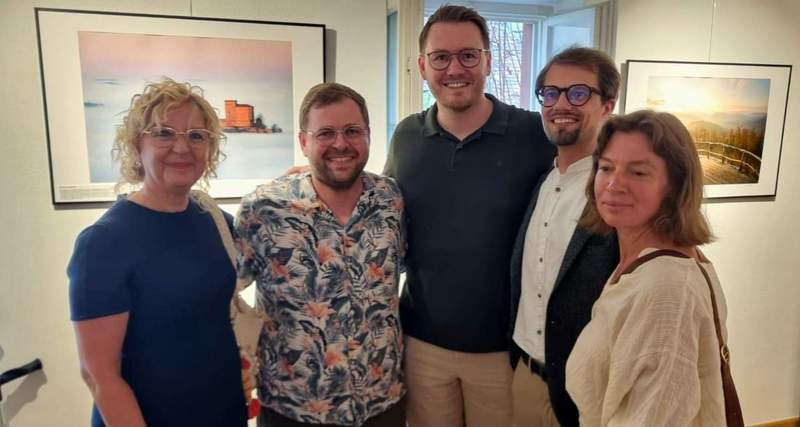 Von links. Stadtbürgermeisterin Carmen Winter, neuer 1. Vorsitzender des Museumsvereins Philipp Brünjes, Künstler Yannick Scherthan, Erster Beigeordneter der Stadt Annweiler (u.a. zuständig für das Museum) Benjamin Burckschat, Beigeordnete der Stadt Britta Horn (u.a. zuständig für Kultur). Foto. Stadt. Annweiler. Frei.