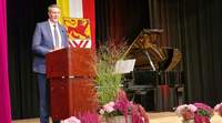 MP Alexander Schweitzer am gestrigen Montagabend bei seiner Festansprache im Haus des Gastes anlässlich 50 Jahre Staatsbad und 150 Jahre Kurort Bad Bergzabern. Foto. rw. 