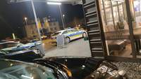 Polizei-Einsatz am Edeka-Markt am Samstagabend. Tat. Räuberische Erpressung. Der Täter wurde durch eine Fahndung erwischt. 