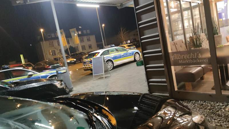 Polizei-Einsatz am Edeka-Markt am Samstagabend. Tat. Räuberische Erpressung. Der Täter wurde durch eine Fahndung erwischt. 