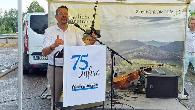 Der Chef. Bernd Wichmann begrüßte die Gäste zum kleinen Festempfang 75 Jahre Wohnbaugenossenschaft BZA. Foto. rw. 