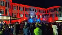 Hunderte von Besuchern beim Hexensprung der Hutschelhexen vor dem Schloss in BZA. 