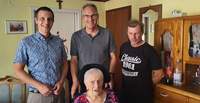 Von links. Bürgermeister Christian Burkhart, Landrat Dietmar Seefeldt und Andreas Hauck mit der Jubilarin Veronika Spiess an ihrem 101. Geburtstag in Gräfenhausen. Foto. VG. Annweiler. Frei. 