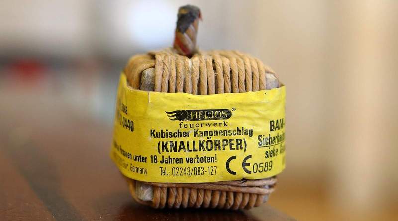 Bei einer Böller-Attacke durch Jugendliche auf ein LDer Bekleidungsgeschäft wurde eine Wand und Inventar beschädigt.
