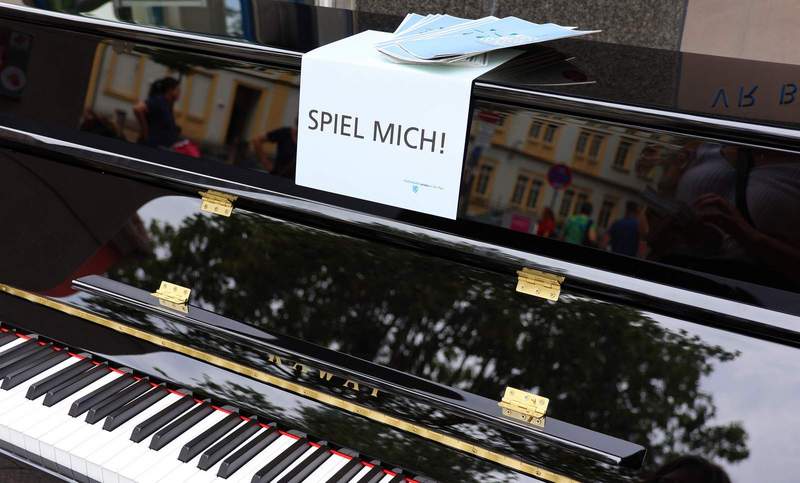 Die „Spiel mich!“-Klaviere suchen auch im Sommer 2026 wieder ein temporäres Zuhause in der LDer Innenstadt. Foto. Stadt. LD. Frei. 