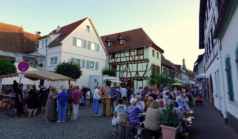 Nicht anders sah es Am Plätzel am Ost-Eingang zur FuZo aus. Viele Besucher. Foto. Sulamay Fillinger. 