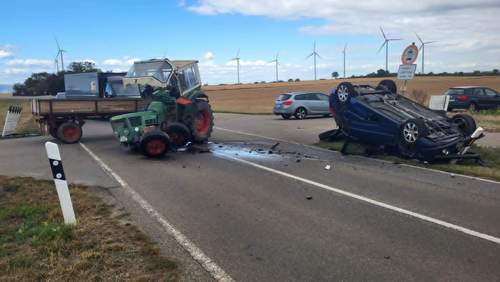 18.09.2026 - Dachlandung. Traktor missachtet Vorfahrt von Pkw.