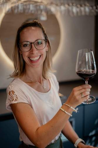 Die Chefin der Vinothek Geißer. Caroline Schwarz.