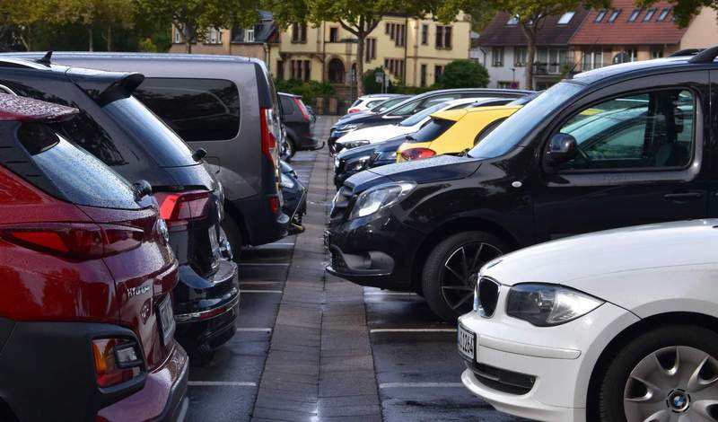 Wegen des Maimarktes steht der Alte Messplatz in LD vorübergehend nicht als Parkplatz zur Verfügung. Foto. Stadt. LD. Frei.