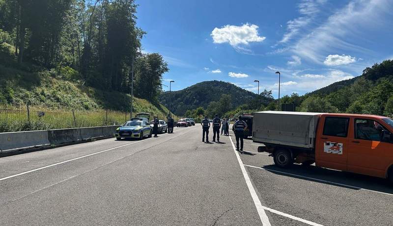Rund 230 Fahrzeuge wurden bei einer Großkontrolle auf der B 10 bei Rinnthal kontrolliert. 