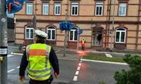 Die Polizei hilft Schülern in BZA, die Weinstraße an der Furt in Höhe Amtsgericht zu überqueren. Die Ampel ist seit Wochen defekt und soll ausgetauscht werden.