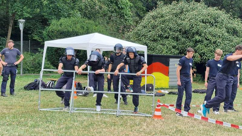Hürden klettern und das in Abwechslung im Dauerlauf. Dazu in voller Montur samt Helm. Foto. rw. 