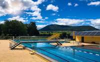 Ein Wort. Haardtblick. Das Freibad Edesheim. Foto. Timo Graf. Frei.