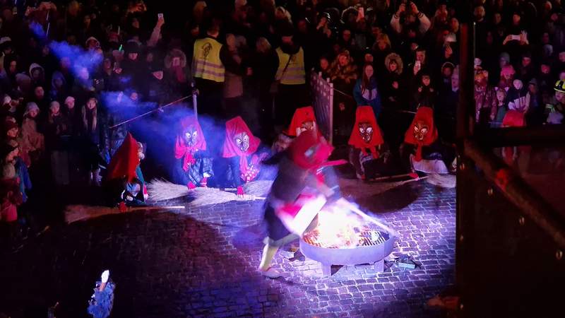 ... um beizuwohnen, wie eine Junghexe in den Bund aufgenommen, aber vor allem wie über das Feuer gesprungen wird. Foto. rw.