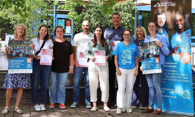 Schaffen was. Gemeinsam mit der Beigeordneten Lena Dürphold (rechts), der städtischen Ehrenamtsbeauftragten Angelika Kemmler (links) und Christine Theuer vom veranstaltenden Verein Zukunft Metropolregion Rhein-Neckar (2.v.r.) haben die Freiwilligen die Landauer Projekte für die Freiwilligentage 2026 in der Konrad-Adenauer-Realschule plus der Öffentlichkeit vorgestellt. Foto. Stadt. LD. Frei. 