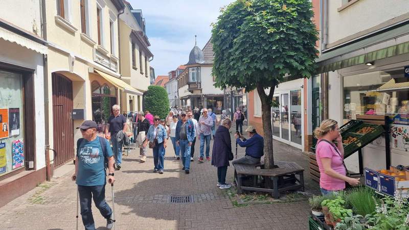 Auch in der infrastrukturell gebeutelten FuZo von BZA herrscht reger Betrieb. Ein Grund ist das Pendeln der Besucher vom Schloss zum Marktplatz als neuem Anlaufpunkt mit Unterhaltung und Live-Musik. Foto. rw. 