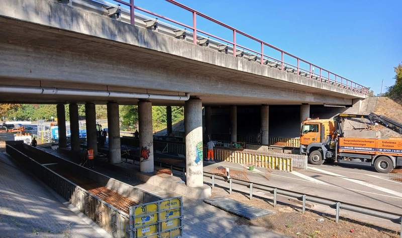 Die Straßenbaubehörde arbeitet unter Volldampf an der Wiederbenutzbarkeit einer B-9-Brücke bei SP. Man hofft, Ende Oktober/Anfang November das Bauwerk für den Verkehr im Not-Modus wieder frei geben zu können. 