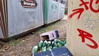 Dumm oder trunken? Die leeren Flaschen zur Sammelstelle bringen und dann vor dem Glascontainer ausleeren. Gesehen am heutigen Montagmorgen auf dem P-Platz unterhalb des Rebmeerbades in BZA in der Friedrich-Ebert-Straße. Foto. rw. 
